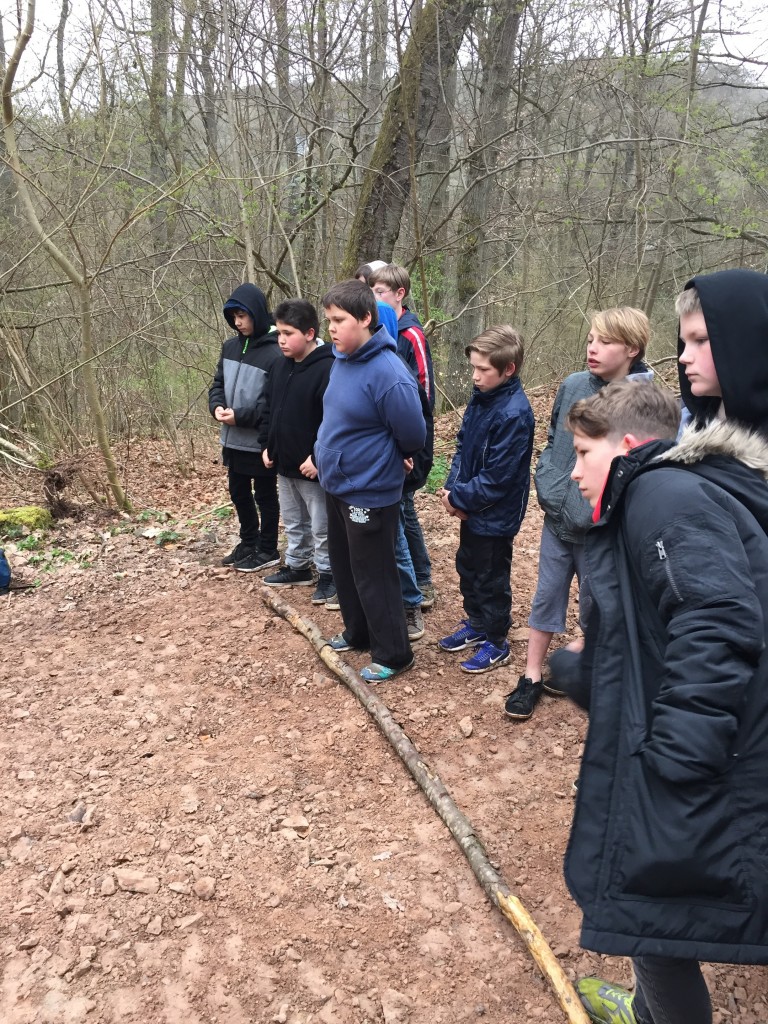 Nach der Schnitzeljagd gibt es noch ein Spiel im Wald